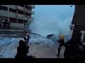 فيديو موجة عملاقة تغرق مذيعة وتسقطها أرضا