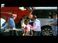 بالفيديو.. امرأة تضرب زوجها في الشارع