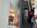 فيديو فتاتان تركبان سلماً كهربائياً للمرة الأولى